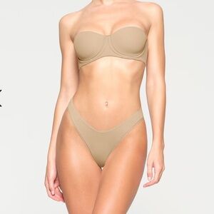 SKIMS FITS EVERYBODY STRAPLESS BRA